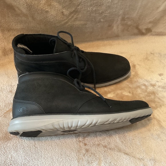 Men’s Ugg shoe - Picture 1 of 4